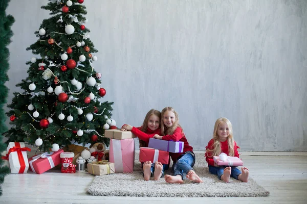 Trzy dziewczyny otwiera prezenty Garland Choinka Noworoczna — Zdjęcie stockowe