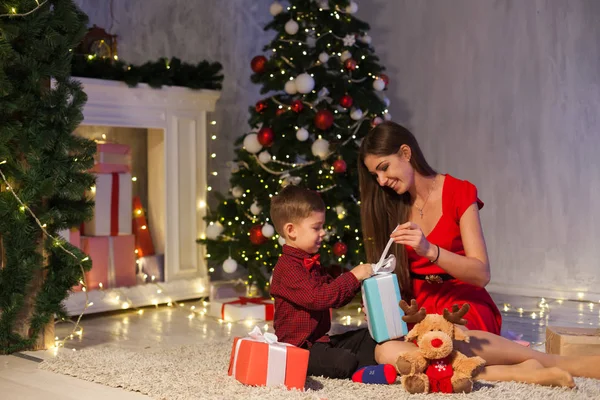 Mãe com filho decorar árvore de Natal novos presentes ano luzes de guirlanda — Fotografia de Stock