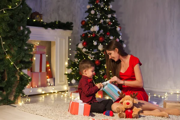 Maman avec fils décorer arbre de Noël nouveaux cadeaux de l'année Guirlande lumières — Photo