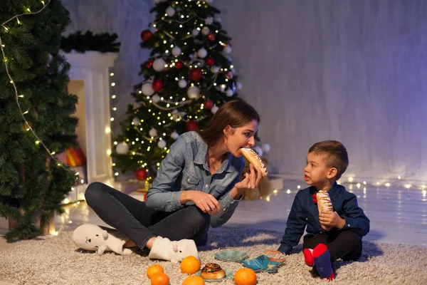 Ужин матери и сына на Рождество гирлянда огни новогодние подарки — стоковое фото