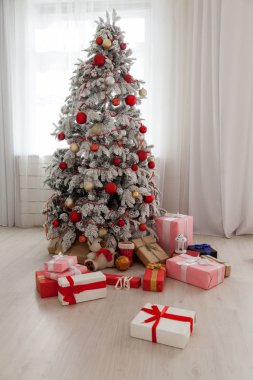 Noel ağacı ev iç yeni yıl hediyeleri kış tatil