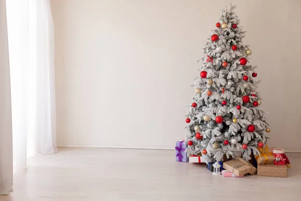 冬季圣诞节背景床卧室树假日礼物新的一年2020 — 图库照片