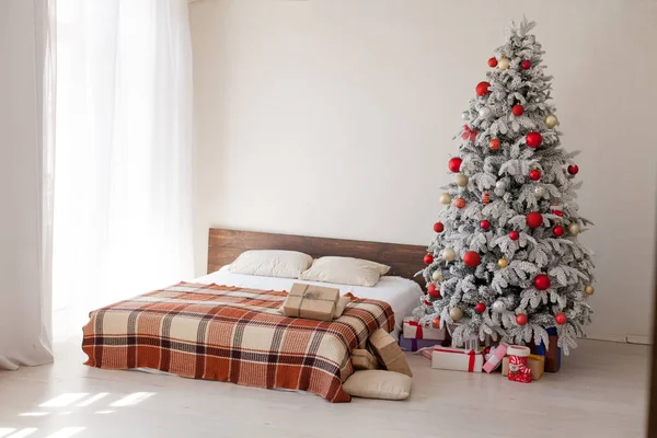 Winter Kerstmis achtergrond bed slaapkamer boom vakantie geschenken Nieuwjaar — Stockfoto