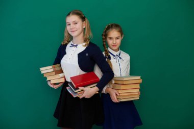 kitap standı, yeşil okul yönetimi ile iki akıllı kız