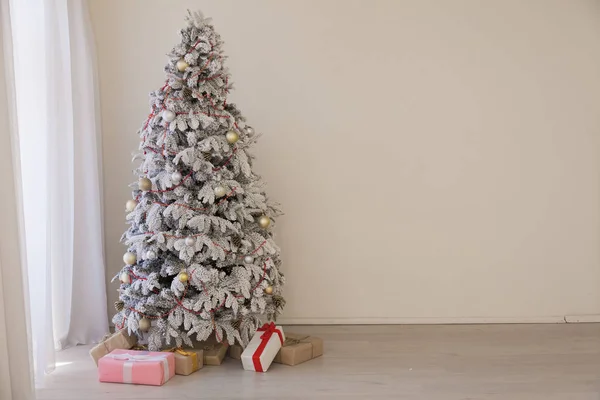 Arbre de Noël Guirlande lumières nouvel an cadeaux de vacances décor de maison blanc — Photo