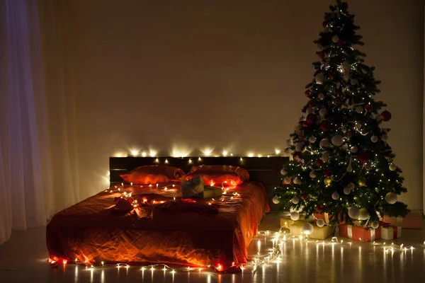 Winter Weihnachten Hintergrund Bett Schlafzimmer Baum Urlaub Geschenke neues Jahr — Stockfoto