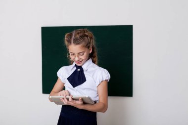 Blackboard bir sınıf ders at Gözlüklü kız