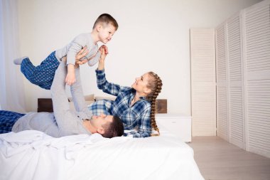 Yatak odası ruh hafta sonu sabah anne baba ve genç oğlu