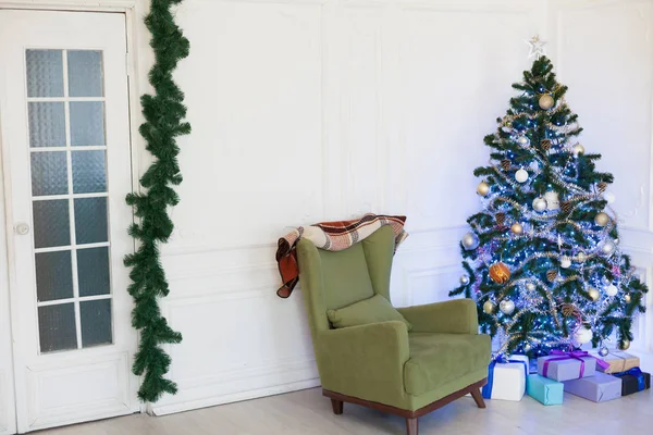 Choinka Garland światła prezenty na wakacje nowy rok białego domu — Zdjęcie stockowe