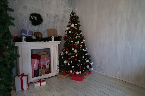 Árbol de Navidad Guirnalda luces año nuevo regalos de vacaciones casa blanca — Foto de Stock