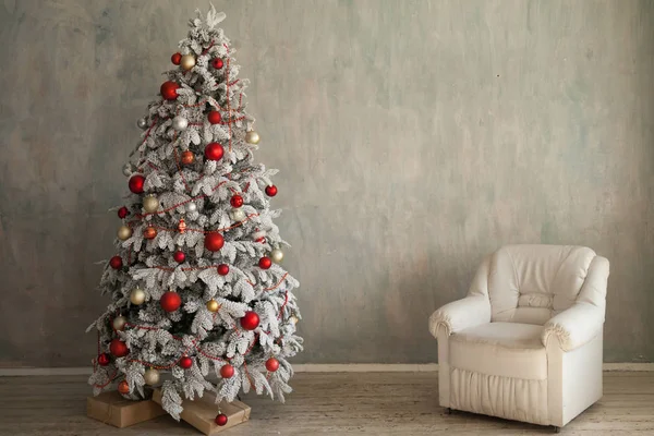 Weihnachtsbaum Girlande Lichter Neujahr Urlaub Geschenke weiß zu Hause — Stockfoto