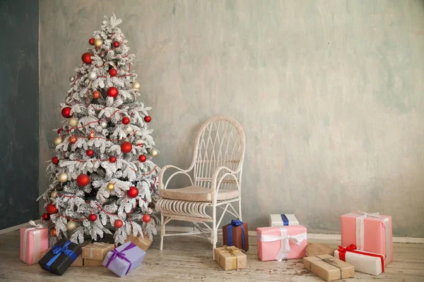 Invierno Navidad fondo cama dormitorio árbol vacaciones regalos año nuevo —  Fotos de Stock