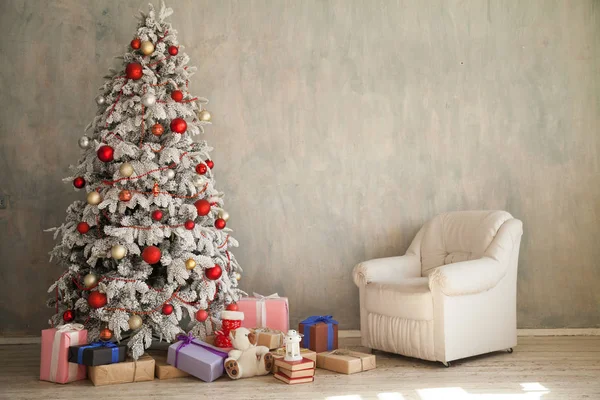 Invierno Navidad fondo cama dormitorio árbol vacaciones regalos año nuevo —  Fotos de Stock