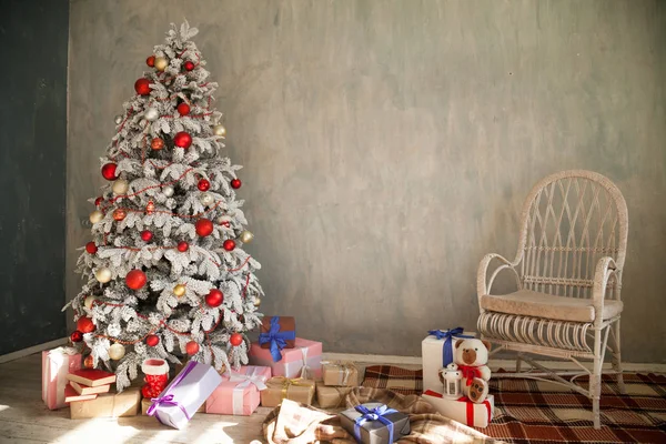 Invierno Navidad fondo cama dormitorio árbol vacaciones regalos año nuevo —  Fotos de Stock