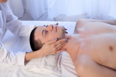 erkek masör yüz ve boyun terapi Spa Masaj yapıyor