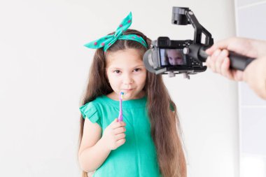 küçük güzel kız diş diş fırçası diş hekimliği temizler