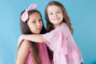pembe elbise iki güzel küçük kız kız kardeş