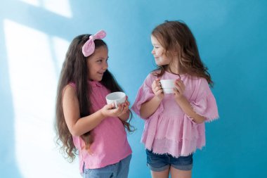 pembe elbise iki güzel küçük kız kız kardeş