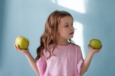 taze meyve yeşil elma yemek küçük güzel kız