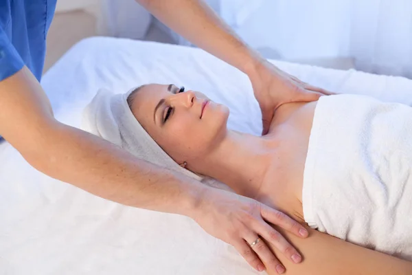 Bela mulher faz massagem terapêutica do rosto e pescoço massagem terapia terapeuta — Fotografia de Stock