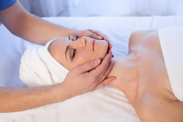 Bela mulher faz massagem terapêutica do rosto e pescoço massagem terapia terapeuta — Fotografia de Stock