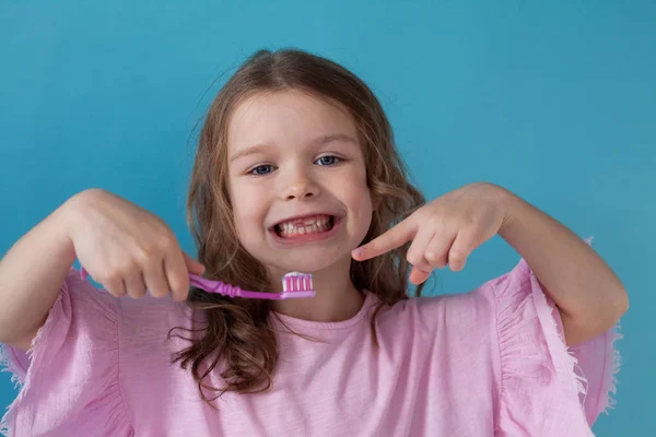 Gadis cantik kecil membersihkan gigi sikat gigi. — Stok Foto