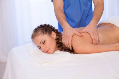 güzel bir kadın tedavi edici masaj terapist terapi Spa yapar