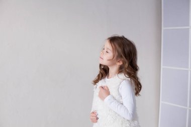 Öğe, dikey, güzel moda kızları evinde çocuk odasında