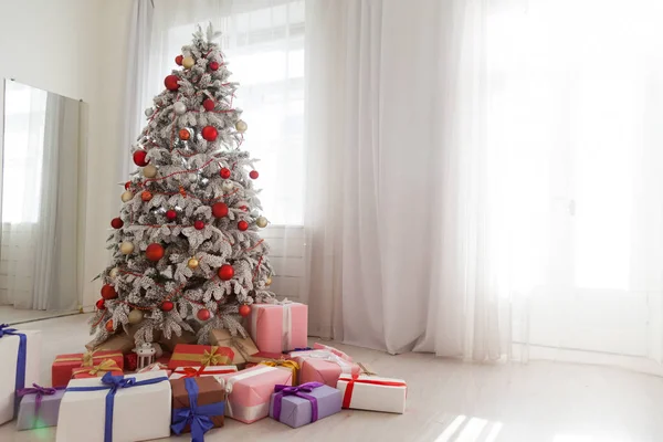Zima Boże Narodzenie tło łóżko sypialnia drzewo prezenty wakacje nowy rok — Zdjęcie stockowe