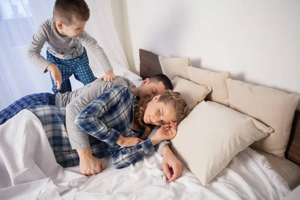 Maman papa et jeune fils le matin dans la chambre week-end humeur — Photo