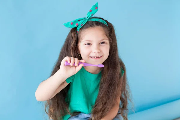 Piccola bella ragazza pulisce i denti spazzolino Odontoiatria — Foto Stock