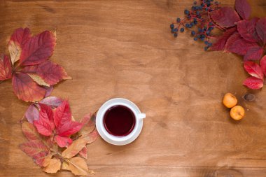 Ahşap zemin üzerine pasta kek ile çay yaprakları