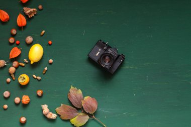 Film Kamera Kitaplar ve dizüstü ahşap bir zemin üzerine