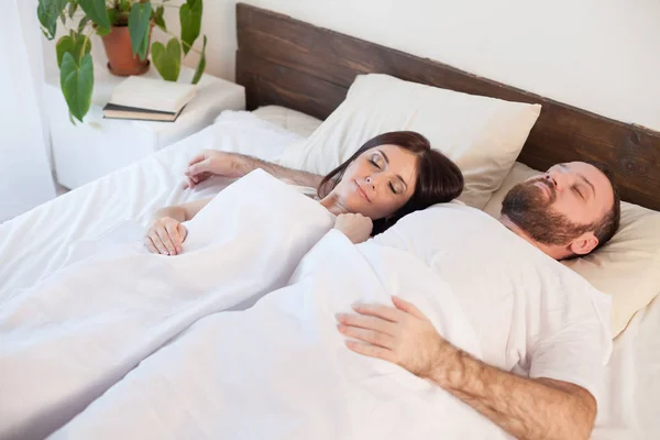 Un homme et une femme se sont réveillés le matin — Photo