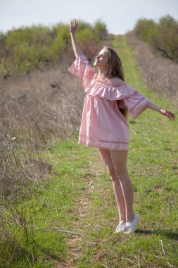 bahar çiçek bahçesinde üzerinde güzel sarışın kadın