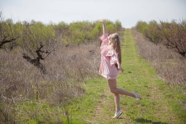 bahar çiçek bahçesinde üzerinde güzel sarışın kadın