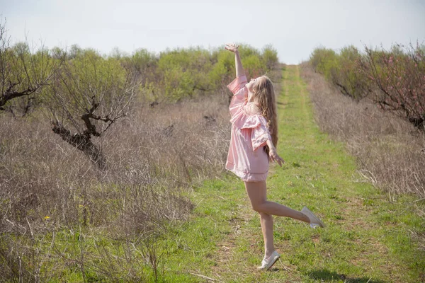 bahar çiçek bahçesinde üzerinde güzel sarışın kadın