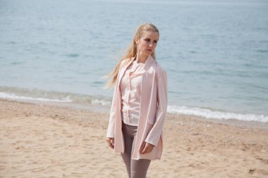 deniz-kumsal üzerinde yürüyen güzel sarışın kadın