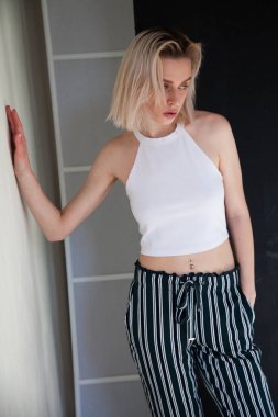beyaz bir arka plan üzerinde güzel moda kadın sarışın portre