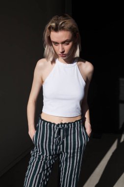 beyaz bir arka plan üzerinde güzel moda kadın sarışın portre