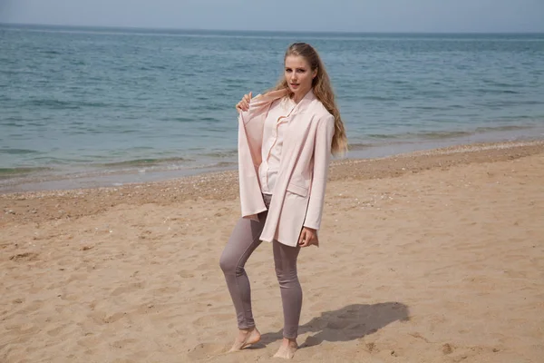 Bella donna bionda che cammina sul mare sabbioso-spiaggia — Foto Stock