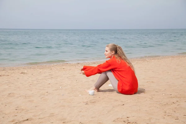 Bela mulher loira em caminhadas vermelhas no mar arenoso Praia — Fotografia de Stock