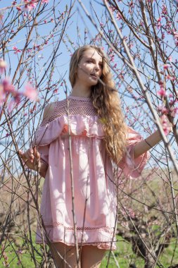 pembe çiçek bahçesi güzel sarışın kadın