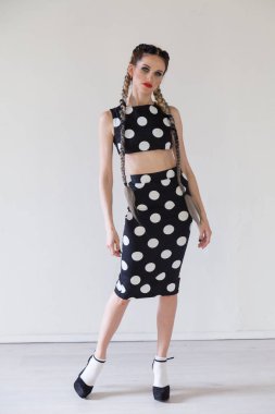 örgüler beyaz bir arka plan üzerinde elbise ile güzel moda kadın