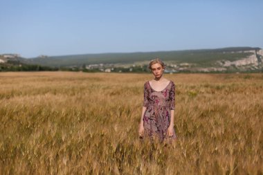 olgun buğday hasat dolu bir alanda bir kadın çiftçi