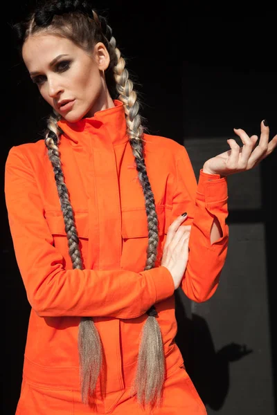 Vackra fashionabla kvinna med flätor i Orange overaller — Stockfoto