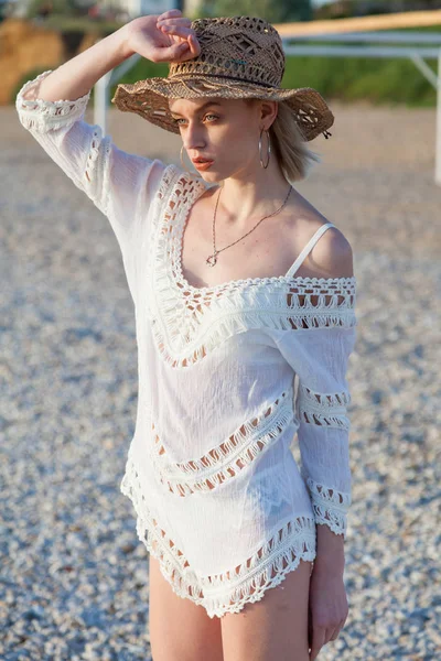 Гарний модний жінка в білому білизна і капелюх на пляж океан — стокове фото