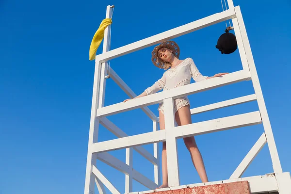 Bella donna alla moda in biancheria intima bianca e un cappello sulla spiaggia Oceano — Foto Stock