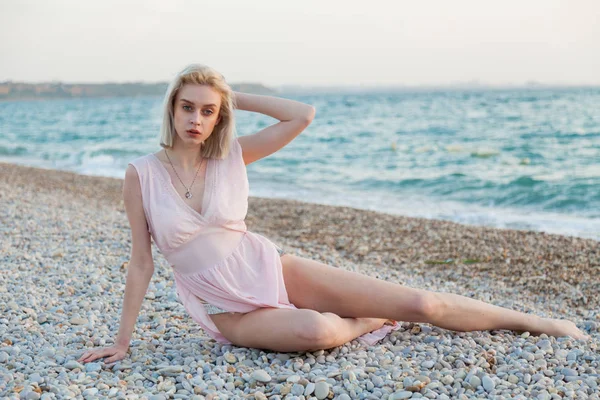 Vacker fashionabla kvinna i underkläder och en hatt på kusten av havet stranden — Stockfoto