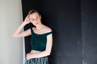 beyaz bir arka plan üzerinde güzel moda kadın sarışın portre